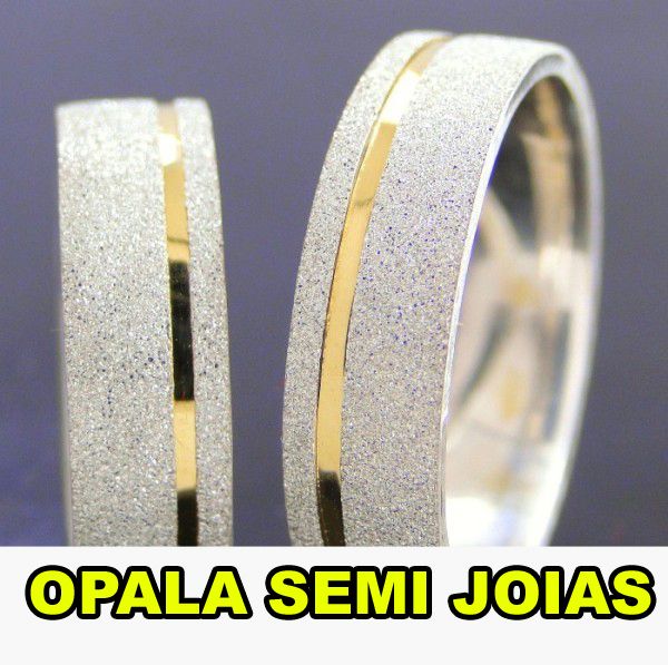 Par de Alianças Ouro Branco trabalado e filete em Ouro 18K