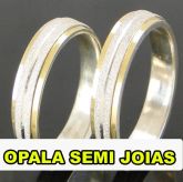 Par de Alianças Ouro Branco trabalado e filete em Ouro 18K