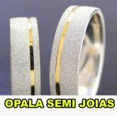 Par de Alianças Ouro Branco trabalado e filete em Ouro 18K